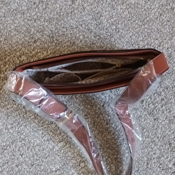 New London Fog Faux Lether Shoulder Bag. - Picture 11 of 11